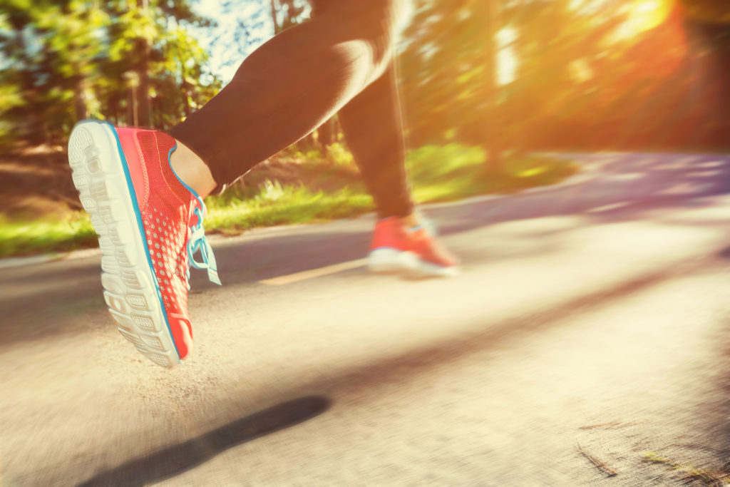 a woman with varicose veins running in the day